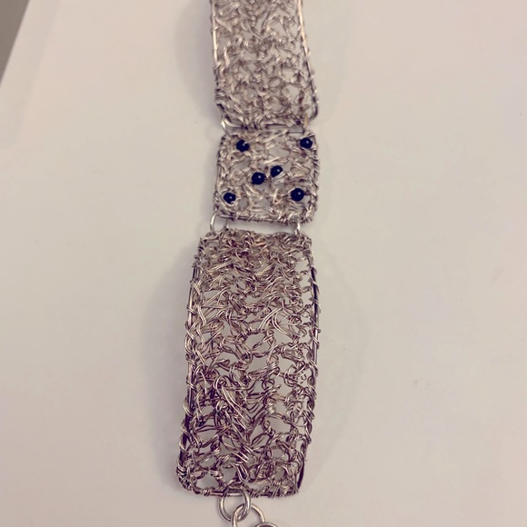 Elegant woven silver wire bracelet with onyx beads - Picture 3 of 3